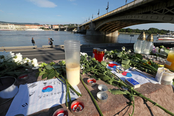 식지 않은 추모 분위기