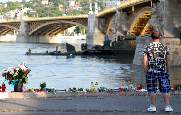 2일(현지시간) 헝가리 부다페스트 다뉴브강 머르기트 다리 인근에서 한 시민이 사고지점을 바라보고 있다. 연합뉴스