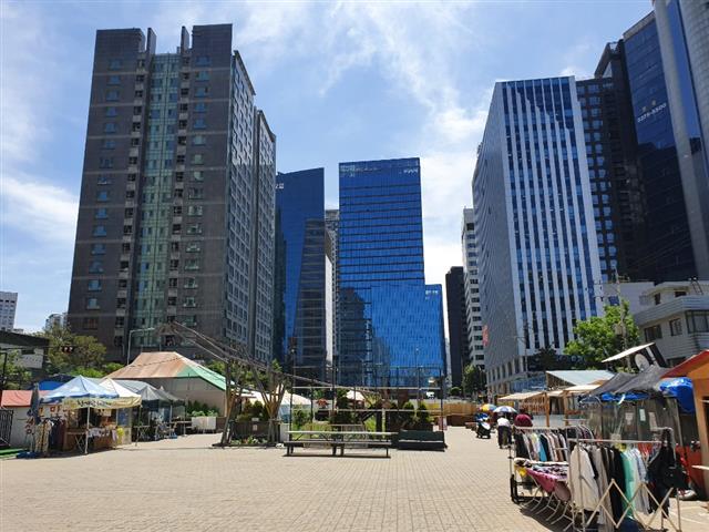 서울 지하철 5·6호선 공덕역 1번 출구 인근의 경의선 공유지 안에 인근 지역에서 강제 퇴거당한 세입자들과 마포지역 시민단체들이 꾸며 놓은 공유 공간 너머로 빌딩 숲이 늘어서 있다.