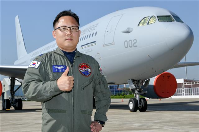 공군 1호 급유통제사인 고유호 상사가 공중급유기 ‘KC330’ 앞에서 포즈를 취하고 있다. 공군 제공