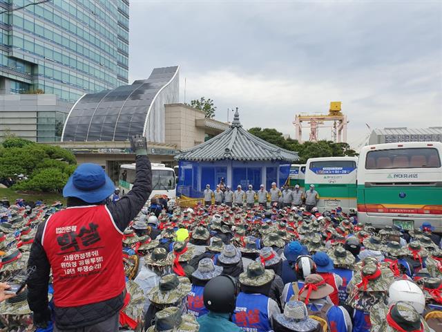 지난달 31일 주주총회가 울산 동구 현대중공업 본사 체육관에서 열릴 수도 있다는 소식이 들리자 본사 앞을 노동자들이 막고 있다.