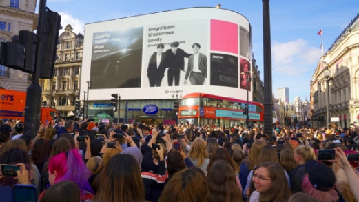 지난달 31일 런던 피커딜리 서커스 광장에 수천명의 팬들이 몰려들어 방탄소년단이 출연한 현대자동차 팰리세이드 광고를 보고 있다.<br>현대자동차 제공