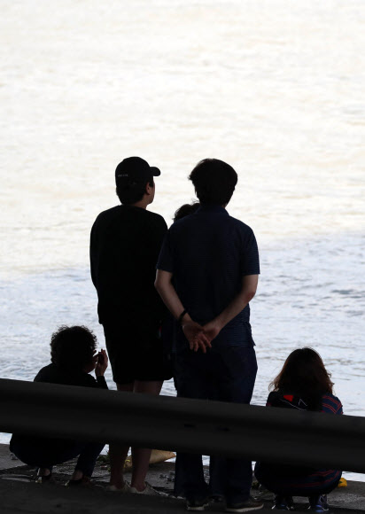 사고현장 찾은 가족들