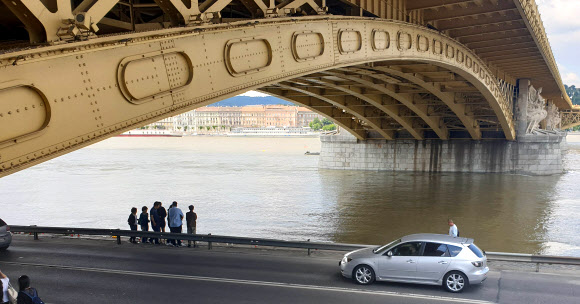 사고현장 찾은 가족들