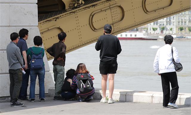 다뉴브강 사고현장 찾은 희생자 가족들