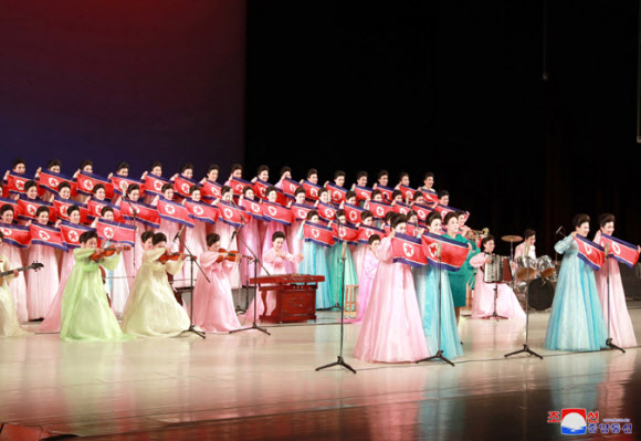 김정은 북한 국무위원장이 전날 제2기 제7차 군인가족예술소조경연에서 당선된 군부대들의 군인가족예술조조경연을 관람했다고 조선중앙통신이 3일 보도했다. 2019.6.3  연합뉴스