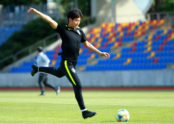 2019 국제축구연맹(FIFA) 20세 이하(U-20) 월드컵 16강 한일전을 앞두고 한국 대표팀 이강인이 2일 오후(현지시간) 폴란드 루블린 근교 푸와비 훈련장에서 승부차기 상황을 대비한 훈련을 하며 슛을 하고 있다. 2019.6.3  연합뉴스