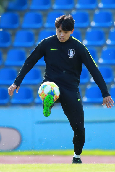 2019 국제축구연맹(FIFA) 20세 이하(U-20) 월드컵 16강 한일전을 앞두고 한국 대표팀 조영욱이 2일 오후(현지시간) 폴란드 루블린 근교 푸와비 훈련장에서 몸을 풀며 공을 트래핑 하고 있다. 2019.6.3  연합뉴스