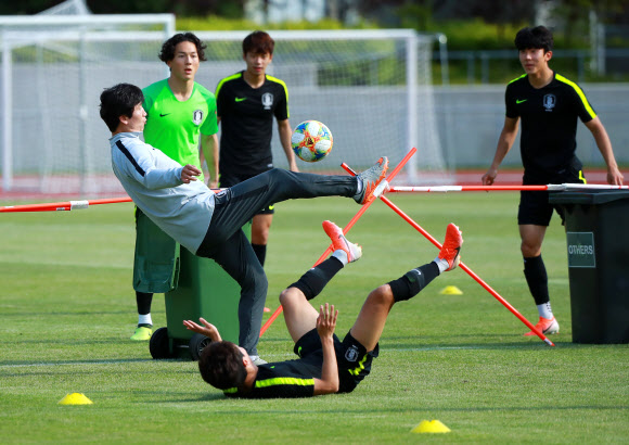 2019 국제축구연맹(FIFA) 20세 이하(U-20) 월드컵 16강 한일전을 앞두고 한국 대표팀 정정용 감독이 2일 오후(현지시간) 폴란드 루블린 근교 푸와비 훈련장에서 선수들과 족구 게임을 하고 있다. 2019.6.3  연합뉴스