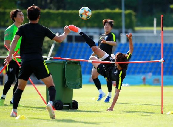 2019 국제축구연맹(FIFA) 20세 이하(U-20) 월드컵 16강 한일전을 앞두고 한국 대표팀 전세진이 2일 오후(현지시간) 폴란드 루블린 근교 푸와비 훈련장에서 족구를 하며 점프해 가위차기를 하고 있다. 2019.6.3  연합뉴스