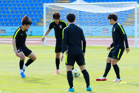 2019 국제축구연맹(FIFA) 20세 이하(U-20) 월드컵 16강 한일전을 앞두고 한국 대표팀 전세진(가운데) 등 선수들이 2일 오후(현지시간) 폴란드 루블린 근교 푸와비 훈련장에서 공뺏기 게임을 하며 몸을 풀고 있다. 2019.6.3  연합뉴스