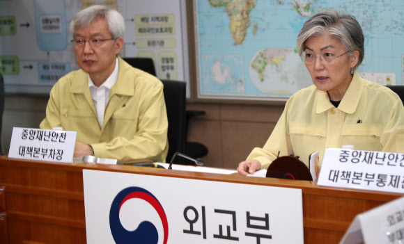 강경화 외교부 장관이 3일 오전 서울 도렴동 외교부청사에서 헝가리 유람선 침몰사고 실종자 수색 추가대책을 논의하기 위해 열린 중앙재난안전대책본부 대책회의에서 발언하고 있다. 2019.6.3  연합뉴스