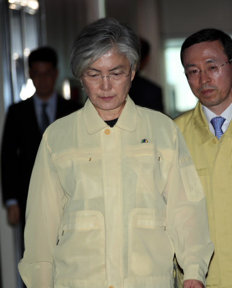 강경화 외교부 장관이 3일 오전 서울 도렴동 청사에서 열린 중앙재난안전대책본부 대책회의에 참석하고 있다. 2019.6.3  연합뉴스