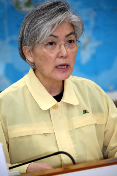 강경화 외교부 장관이 3일 오전 서울 도렴동 외교부청사에서 헝가리 유람선 침몰사고 실종자 수색 추가대책을 논의하기 위해 열린 중앙재난안전대책본부 대책회의에서 발언하고 있다. 2019.6.3  연합뉴스