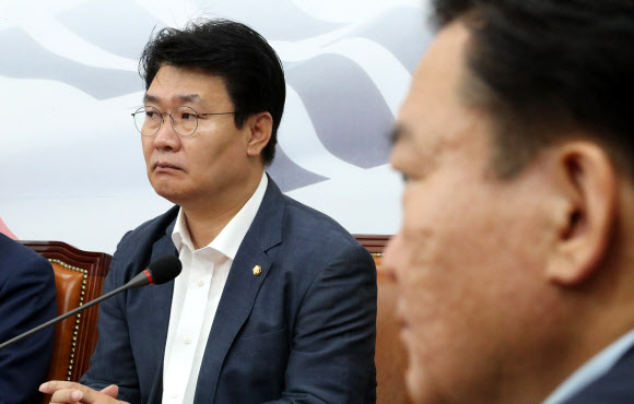 자유한국당 정용기 정책위의장(왼쪽)과 민경욱 대변인이 3일 국회에서 열린 최고위원회의에 참석해 있다. 2019.6.3  연합뉴스