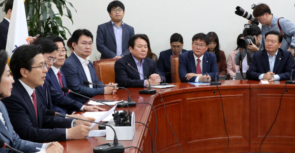 자유한국당 정용기 정책위의장(오른쪽 네번째)과 민경욱 대변인(오른쪽)이 3일 국회에서 열린 최고위원회의에 참석해 있다. 2019.6.3  연합뉴스