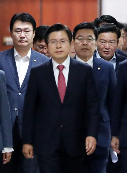 자유한국당 정용기 정책위의장(왼쪽)과 민경욱 대변인(오른쪽)이 3일 국회에서 열린 최고위원회의에 들어서고 있다. 2019.6.3  연합뉴스