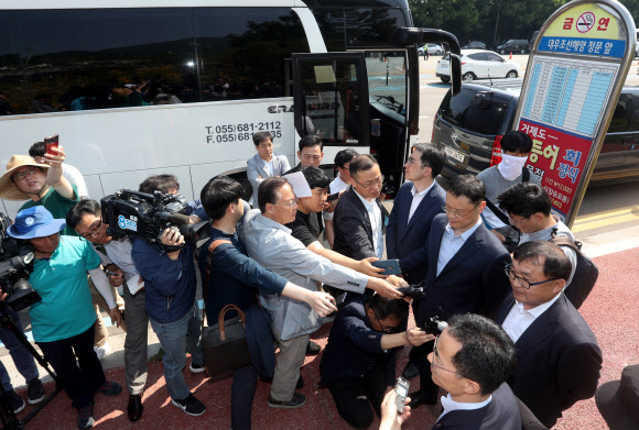 현대중공업 현장실사단이 3일 오전 경남 거제시 대우조선해양 정문 맞은편 버스 정류소에서 취재진 질문에 답하고 있다. 현대중공업 현장실사단은 대우조선지회 조합원이 정문을 막아 대우조선해양 건너편에서 대기하고 있다. 2019.6.3  연합뉴스
