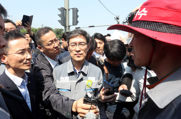 3일 오전 경남 거제시 대우조선해양 정문 앞에서 대우조선지회 조합원(오른쪽)이 현대중공업 현장실사단(왼쪽)에게 돌아가라고 말하고 있다. 2019.6.3  연합뉴스