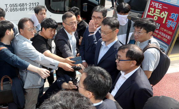 현대중공업 현장실사단이 3일 오전 경남 거제시 대우조선해양 정문 맞은편 버스 정류소에서 취재진 질문에 답하고 있다. 현대중공업 현장실사단은 대우조선지회 조합원이 정문을 막아 대우조선해양 건너편에서 대기하고 있다. 2019.6.3  연합뉴스