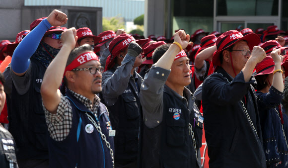 3일 오전 경남 거제시 대우조선해양 정문 앞에서 대우조선지회 조합원들이 현대중공업 현장실사를 반대하는 구호를 외치고 있다. 2019.6.3  연합뉴스