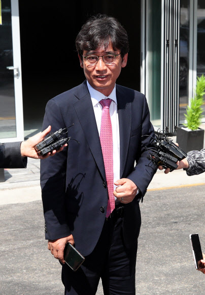 사람사는세상 노무현재단 유시민 이사장이 자유한국당 홍준표 전 대표와 유튜브 공동방송을 통한 ‘토론배틀’을 위해 3일 오전 서울 강남구 논현동의 한 스튜디오로 들어서며 취재진 질문에 답하고 있다. 공동방송의 이름은 두 사람의 유튜브 계정 이름인 ‘유시민의 알릴레오’와 ‘TV홍카콜라’를 조합한 ‘홍카레오’로 지었다. 2019.6.3 연합뉴스