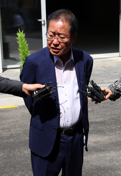 자유한국당 홍준표 전 대표가 사람사는세상 노무현재단 유시민 이사장과 유튜브 공동방송을 통한 ‘토론배틀’을 위해 3일 오전 서울 강남구 논현동의 한 스튜디오로 들어서며 취재진 질문에 답하고 있다. 공동방송의 이름은 두 사람의 유튜브 계정 이름인 ‘유시민의 알릴레오’와 ‘TV홍카콜라’를 조합한 ‘홍카레오’로 지었다. 2019.6.3  연합뉴스
