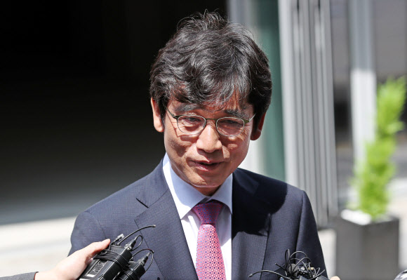 사람사는세상 노무현재단 유시민 이사장이 자유한국당 홍준표 전 대표와 유튜브 공동방송을 통한 ‘토론배틀’을 위해 3일 오전 서울 강남구 논현동의 한 스튜디오로 들어서며 취재진 질문에 답하고 있다. 공동방송의 이름은 두 사람의 유튜브 계정 이름인 ‘유시민의 알릴레오’와 ‘TV홍카콜라’를 조합한 ‘홍카레오’로 지었다. 2019.6.3  연합뉴스