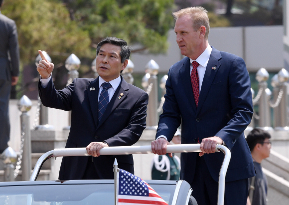 정경두 국방부 장관(왼쪽)과 패트릭 섀너핸 미국 국방부장관 대행이 3일 서울 용산 국방부에서 국군의장대 사열을 받고 있다. 김현민 기자 kimhyun81@