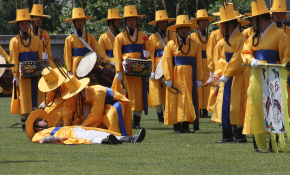 3일 오전 서울 용산구 국방부 연병장에서 정경두 국방부 장관과 패트릭 섀너핸 미국 국방부 장관 대행의 사열을 준비하던 의장대 병사가 더위에 쓰러져 있다. 2019.06.03  박윤슬 기자 seul@seoul.co.kr
