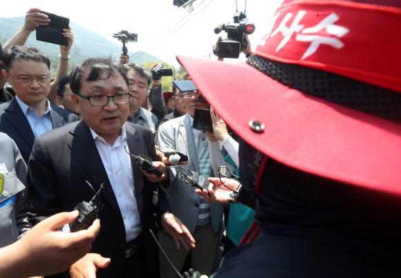 3일 오후 경남 거제시 대우조선해양 정문 앞에서 현대중공업 현장실사단(왼쪽)이 대우조선지회 조합원(오른쪽)과 현장실사에 관해 설명하고 있다. 2019.6.3  연합뉴스