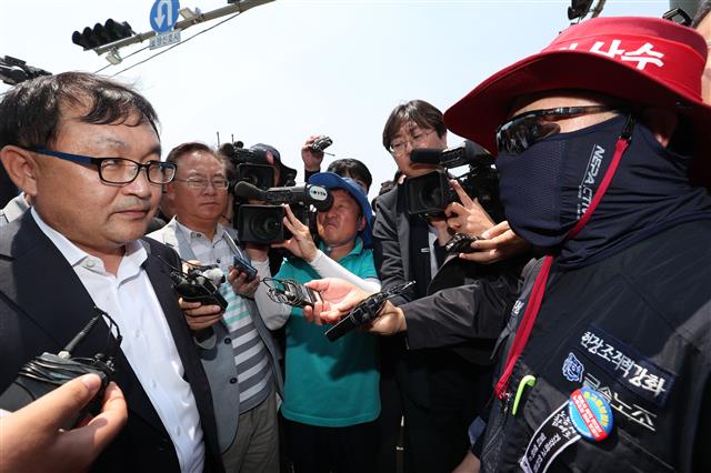 3일 오후 경남 거제시 대우조선해양 정문앞에서 대우조선지회 조합원이 현대중공업 현장실사단에게 현장실사 거부 의사를 오전에 이어 재차 전하고 있다. 2019.6.3 뉴스1