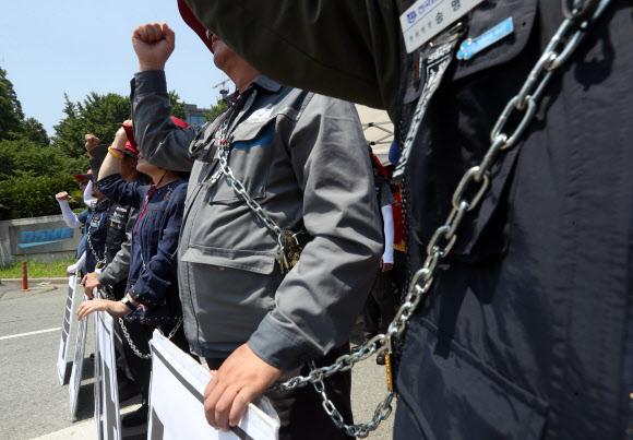 3일 오후 경남 거제시 대우조선해양 정문 앞에서 대우조선지회 조합원들이 현대중공업 현장실사단의 방문을 반대하고 있다. 2019.6.3  연합뉴스