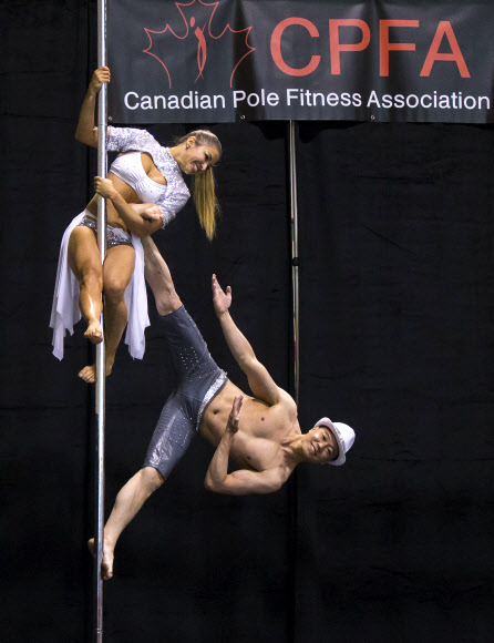 2일(현지시간) 캐나다 토론토에서 열린 ‘2019 토론토 프로 슈퍼쇼(Toronto Pro SuperShow)’중 폴 피트니스 대회 참가자들이 멋진 퍼포먼스를 선보이고 있다. 신화 연합뉴스