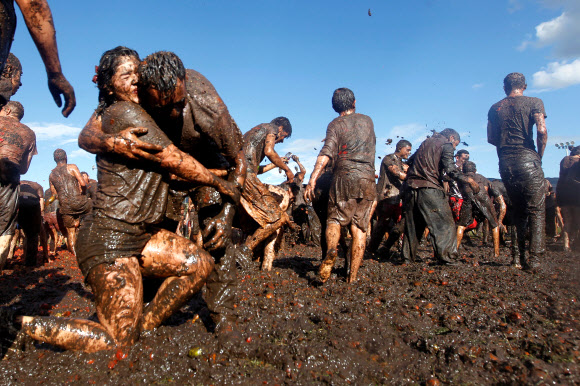 2일(현지시간) 콜롬비아 보야카주 수타마르찬에서 열린 토마토 싸움 축제 ‘토마티나(Tomatina)’ 참가자들이 토마토를 던지며 즐거워하고 있다. 로이터 연합뉴스