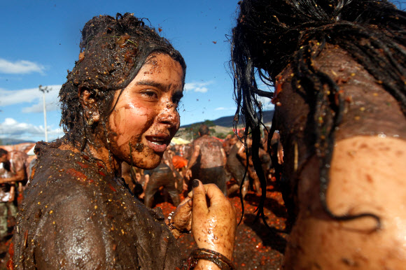 2일(현지시간) 콜롬비아 보야카주 수타마르찬에서 열린 토마토 싸움 축제 ‘토마티나(Tomatina)’ 참가자들이 토마토를 던지며 즐거워하고 있다. 로이터 연합뉴스