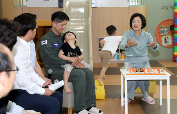 김정숙 여사가 3일 오후 용인시 종합가족센터에서 육아 아빠들과 간담회를 하고 있다. 한국에 거주하는 북유럽 아빠들도 참석한 이번 간담회는 육아 아빠들의 경험과 고충을 듣고 외국의 사례도 참고하기 위해 마련됐다. 2019.6.3  연합뉴스