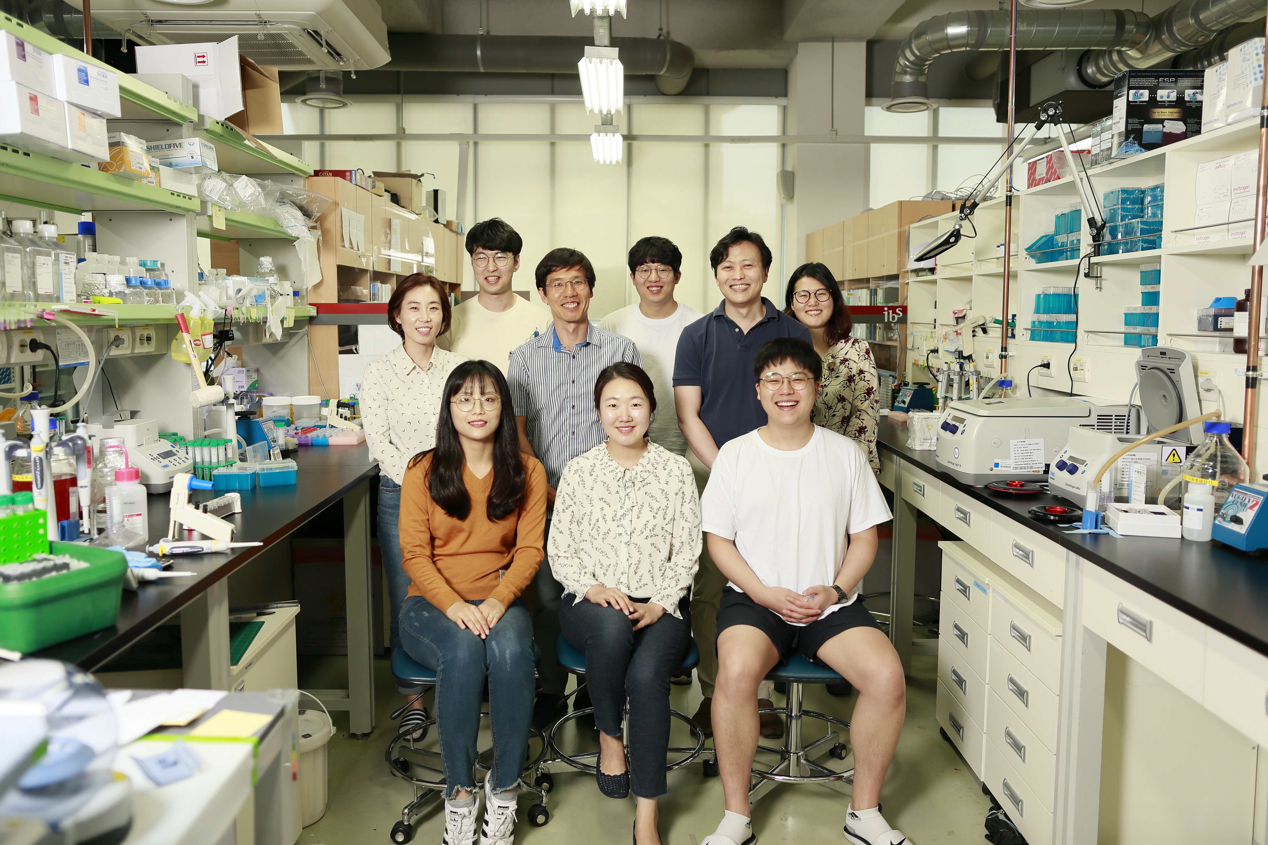 강석현 IBS 유전체 항상성 연구단 연구위원(윗줄 왼쪽 세 번째), 김하진 UNIST 생명과학과 교수(윗줄 오른쪽 두 번째)와 참여 연구진의 모습.  IBS 제공