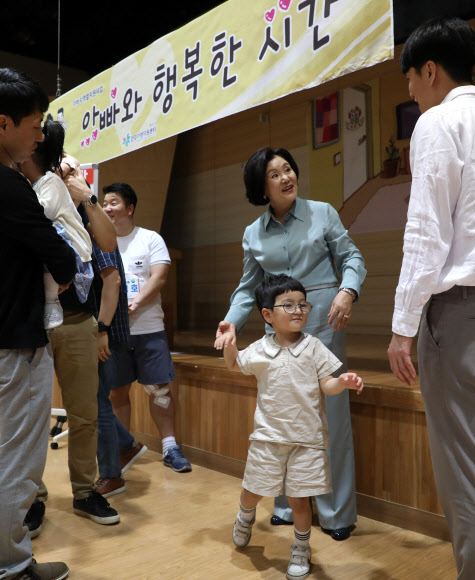 김정숙 여사가 3일 오후 용인시 종합가족센터에서 ‘몸으로 소통하는 부자’ 프로그램에 참가한 육아 아빠들과 대화하고 있다. 2019.6.3  연합뉴스