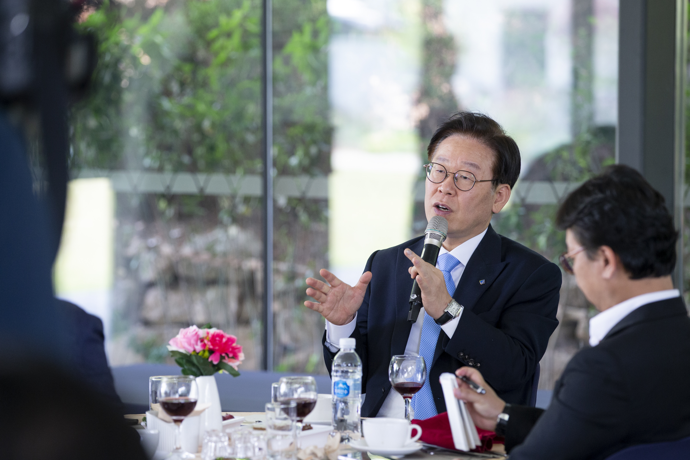 이재명 경기도지사가 3일 기자 간담회에서 경기도형 버스 준공영제 도입 등 도정 현안에 대해 설명하고 있다. 경기도제공 