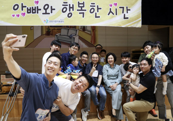 김정숙 여사가 3일 오후 용인시 종합가족센터에서 ‘몸으로 소통하는 부자’ 프로그램에 참가한 육아 아빠들과 기념촬영을 하고 있다. 2019.6.3 연합뉴스