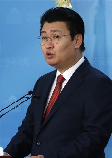 정치는 대화와 타협의 기술 혹은 가능성의 예술로 간주되지만, 한국에서는 국민 갈등의 원천으로 작동하고 있다. 특히 제1야당 관계자들의 발언이 파장을 일으켰다. 자유한국당 정용기 의원은 최근 김정은 북한 국무위원장의 내각 숙청설과 관련해 “김정은이 문재인보다 낫다”고 발언해 구설에 올랐다. 연합뉴스