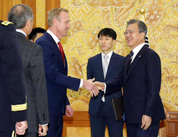 <YONHAP PHOTO-2857> 문 대통령, 패트릭 섀너핸 미국 국방부 장관 대행과 악수      (서울=연합뉴스) 배재만 기자 = 문재인 대통령이 3일 오후 청와대에서 패트릭 섀너핸 미국 국방부 장관 대행을 만나 악수하고 있다. 2019.6.3      scoop@yna.co.kr/2019-06-03 13:29:41/ <저작권자 ⓒ 1980-2019 ㈜연합뉴스. 무단 전재 재배포 금지.>