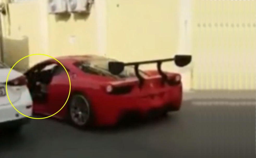 페라리 한쪽 문이 뒤에서 오는 차에 의해 부서지는 안타까운 순간(유튜브 영상 캡처)