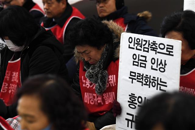 지난해 1월 초 서울 마포구 홍익대 본관에서 민주노총 공공운수노조 서경지부 홍익대분회 소속 청소·경비노동자들이 청소노동자 해고 통지 철회를 촉구하고 있다.<br>서울신문 DB