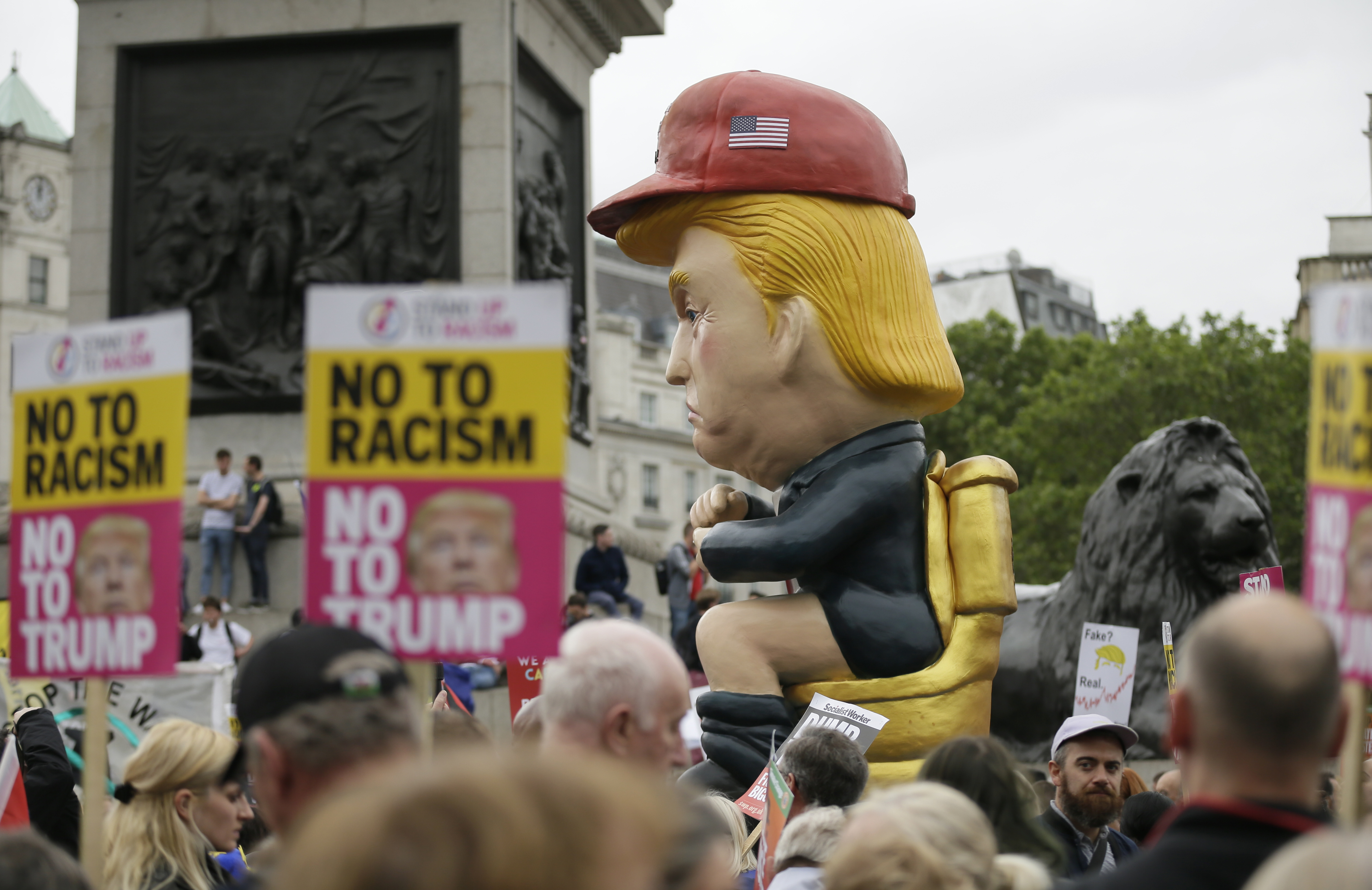 4일(현지시간) 영국 런던 중심가에서 시위대가 황금변기에 앉은 도널드 트럼프 로봇을 옮기고 있다. 이날 런던 트라팔가 광장에는 반 트럼프 시위가 열려 트럼프의 인종주의에 항의하고 “트럼프에게 노(No)라고 해야한다”는 구호가 나왔다. 영국을 국빈방문한 트럼프 미국 대통령은 이날 테리사 메이 총리와 회담을 갖고 새로운 동맹을 강조하는 한편 중국 통신장비업체 화웨이에 대한 제재 등을 요구한 것으로 알려졌다.  2019.6.4 AP 연합뉴스