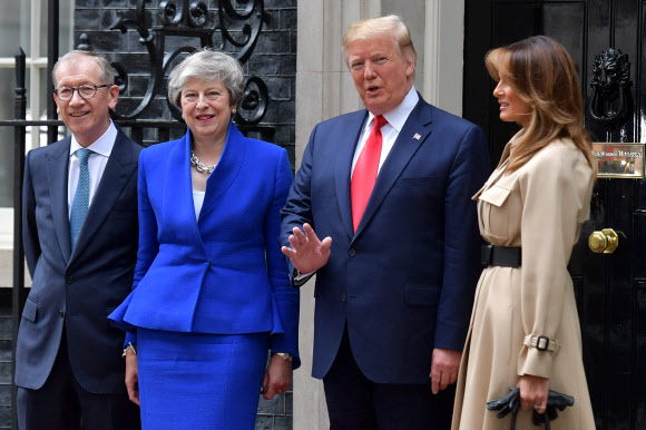 영국 국빈방문 이틀째를 맞은 도널드 트럼프(오른쪽 두 번째) 미국 대통령이 4일 총리 관저가 있는 런던 다우닝가 10번지 앞에서 테리사 메이 영국 총리와 함께 양자회담에 앞서 기념촬영을 하고 있다.  런던 AFP 연합뉴스