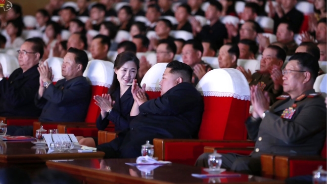 김정은 북한 국무위원장과 리설주 여사가 2일 제2기 제7차 군인가족예술소조경연에서 당선된 군부대들의 군인가족예술조조경연을 관람하면서 대화를 나누고 있다. 2019.6.3  연합뉴스