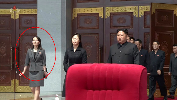 김여정, 김정은 집단체조 관람 수행