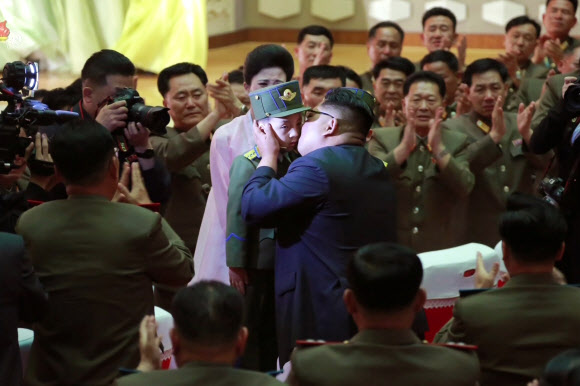 김정은, 군인가족예술소조경연 관람